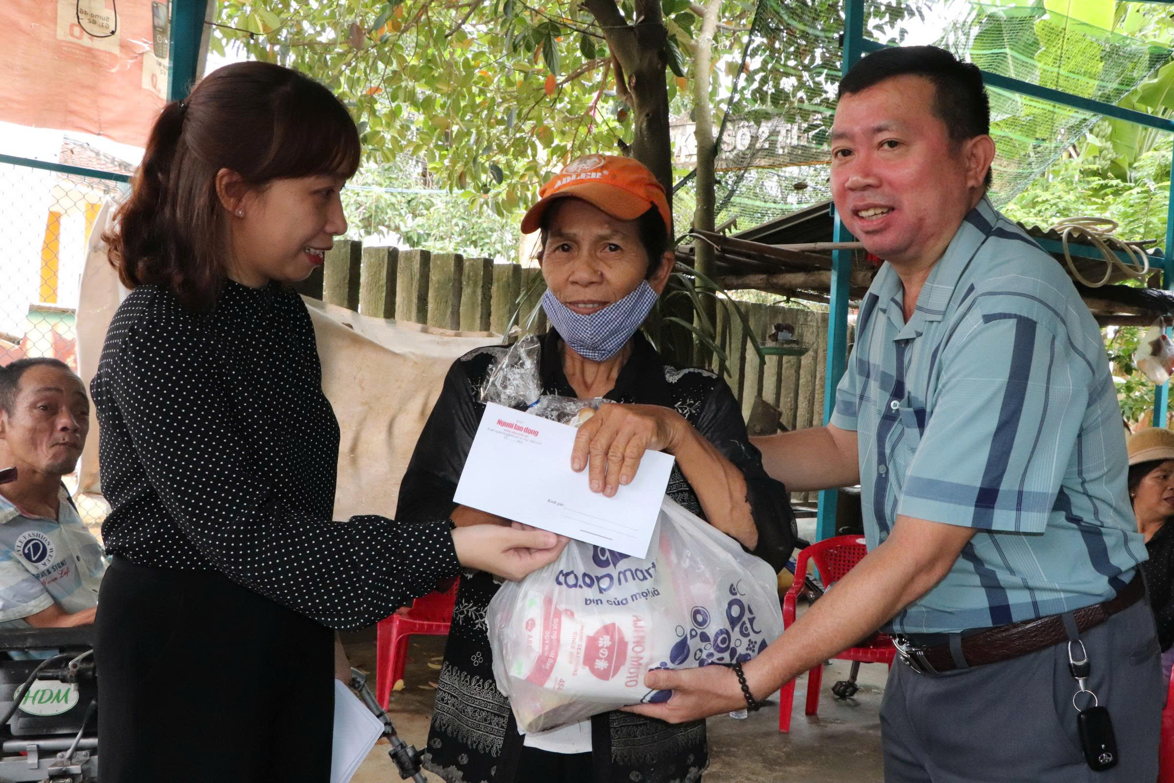 Trái tim miền Trung đến với vùng rốn lũ của Đà Nẵng - Ảnh 6.