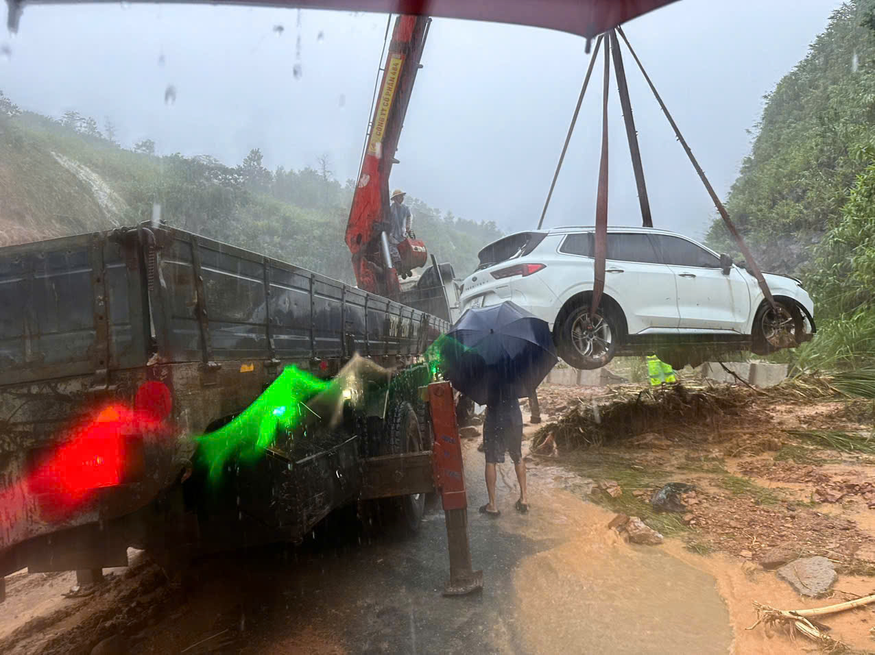 Hiện trường nước lũ tràn cao tốc La Sơn - Hòa Liên - Ảnh 2.