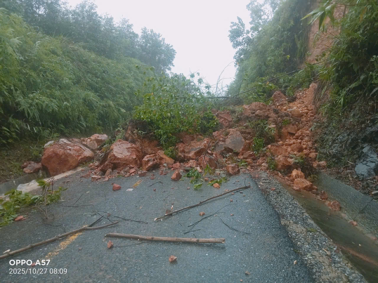 Hiện trường nước lũ tràn cao tốc La Sơn - Hòa Liên - Ảnh 4.