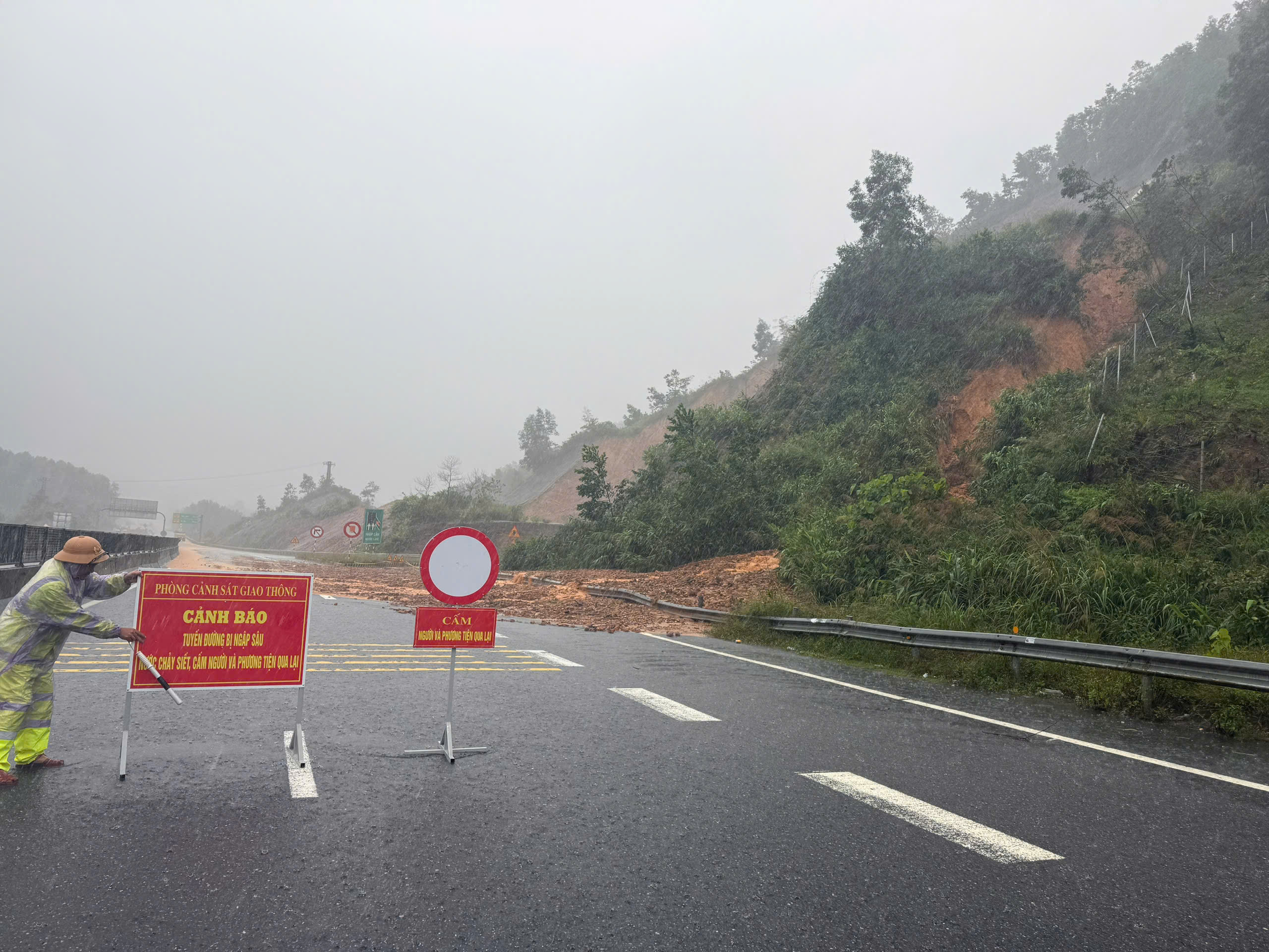 Hiện trường nước lũ tràn cao tốc La Sơn - Hòa Liên - Ảnh 3.