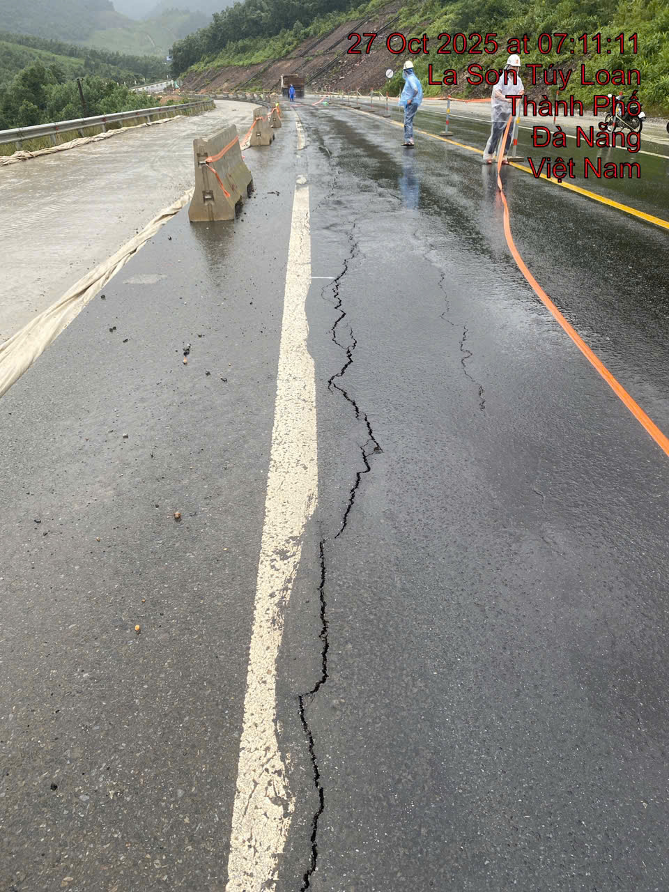 Mưa lớn gây nứt cao tốc La Sơn - Túy Loan , cấm lưu thông toàn tuyến - Ảnh 1.