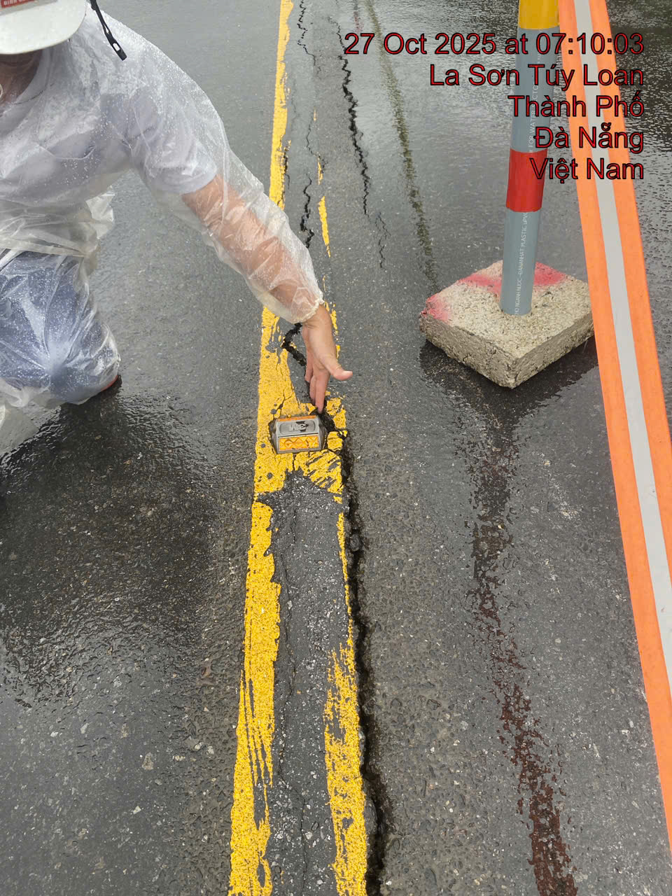 Mưa lớn gây nứt cao tốc La Sơn - Túy Loan , cấm lưu thông toàn tuyến - Ảnh 2.