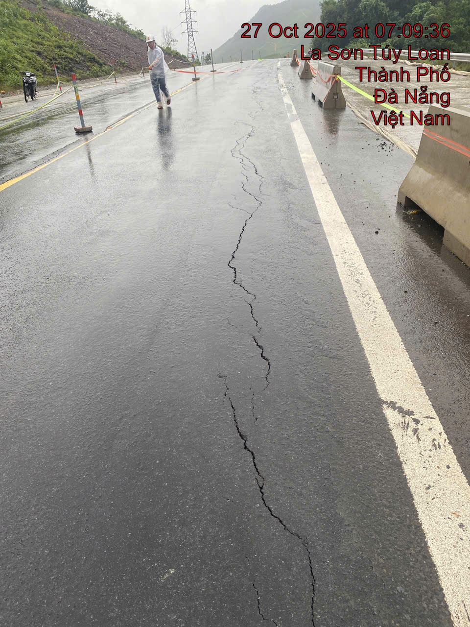Mưa lớn gây nứt cao tốc La Sơn - Túy Loan , cấm lưu thông toàn tuyến - Ảnh 3.