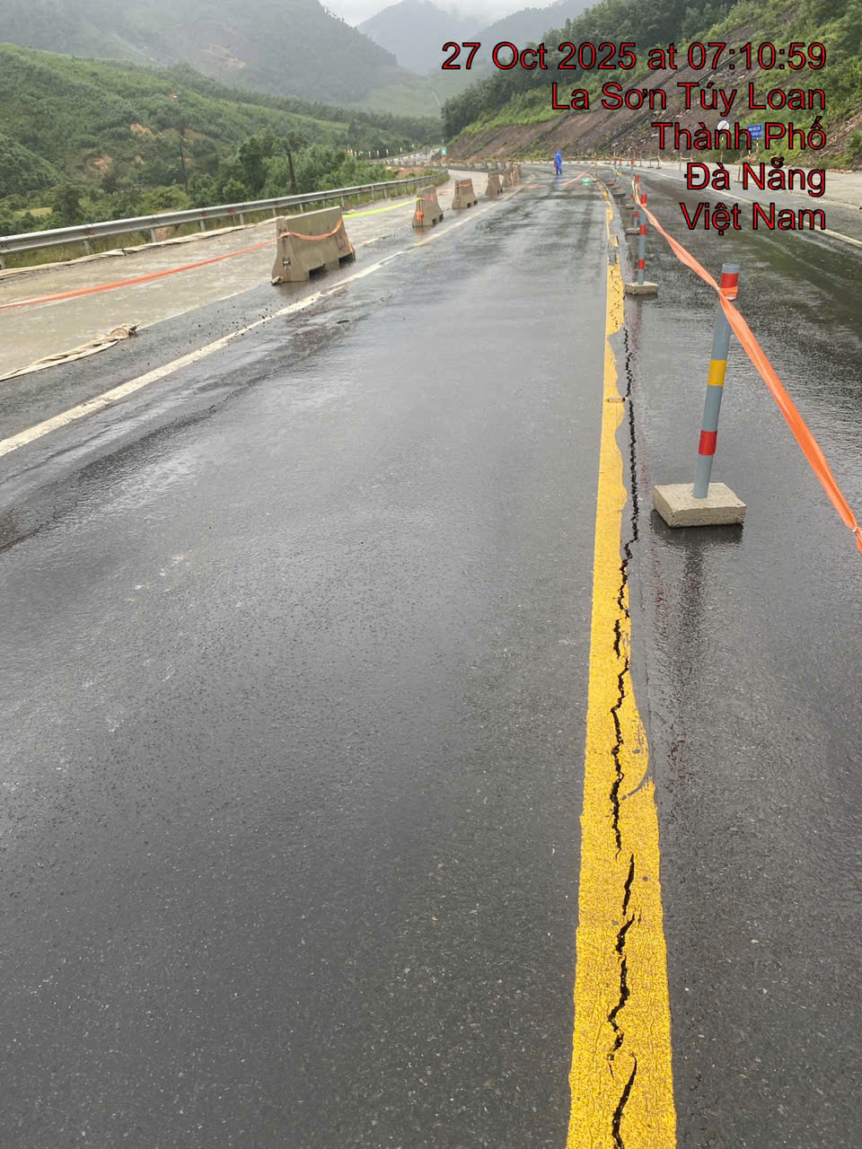 Mưa lớn gây nứt cao tốc La Sơn - Túy Loan , cấm lưu thông toàn tuyến - Ảnh 4.