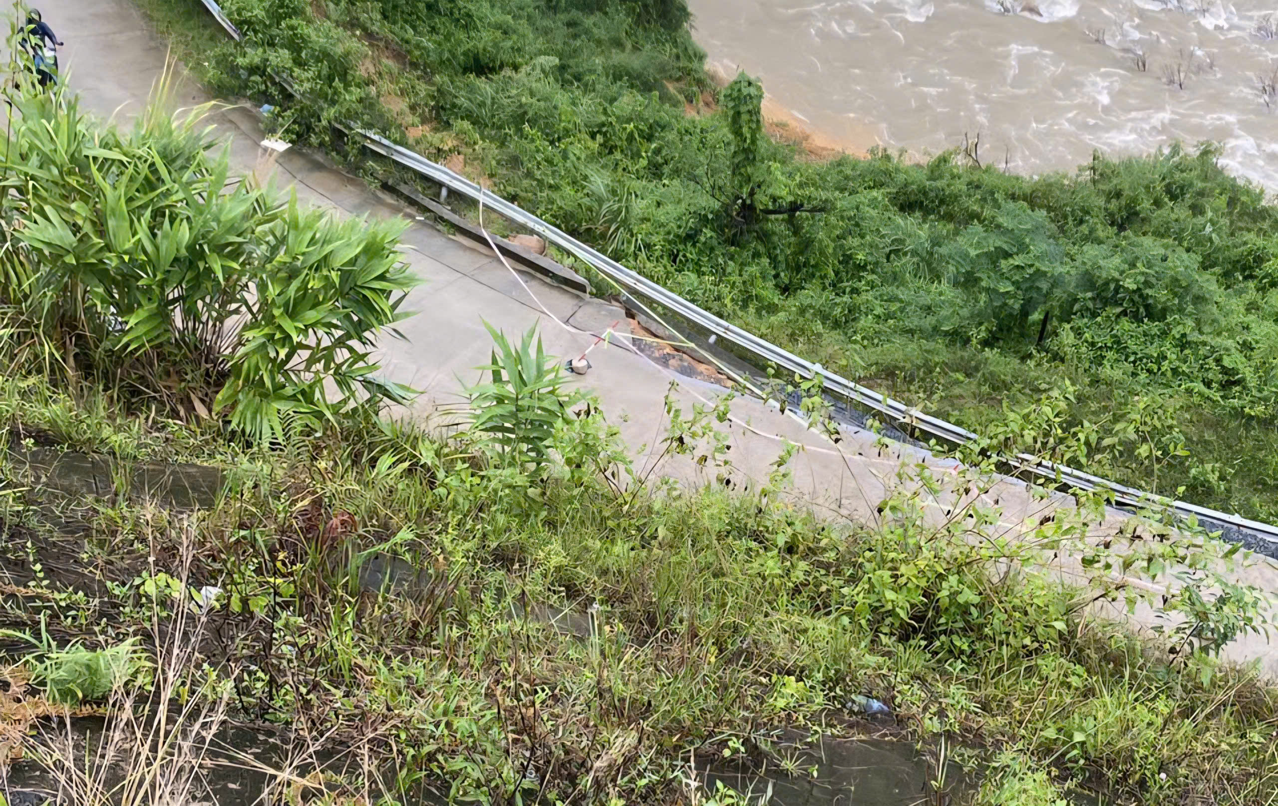 Mưa đặc biệt lớn gây sạt lở, uy hiếp cao tốc La Sơn – Hòa Liên - Ảnh 2.