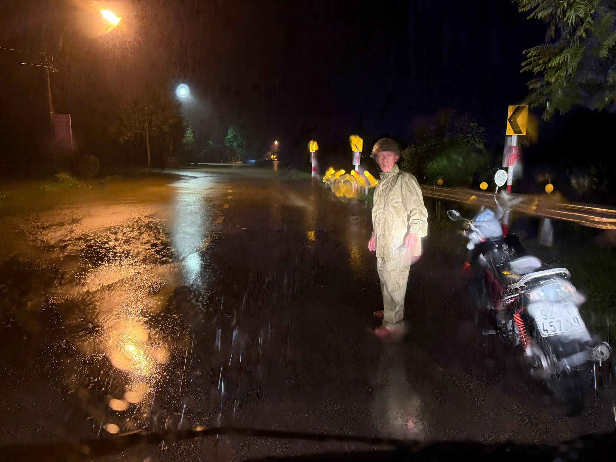 Mưa lớn tại Đà Nẵng gây ngập lụt , người dân chạy lũ khẩn cấp trong đêm - Ảnh 3.