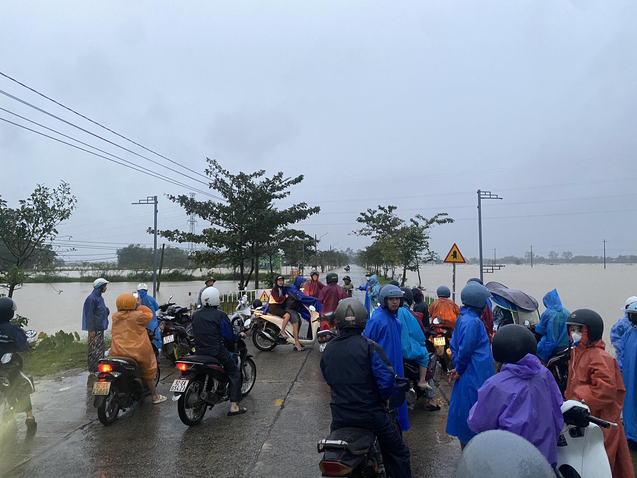 Mưa lớn tại Đà Nẵng gây ngập lụt , người dân chạy lũ khẩn cấp trong đêm - Ảnh 5.