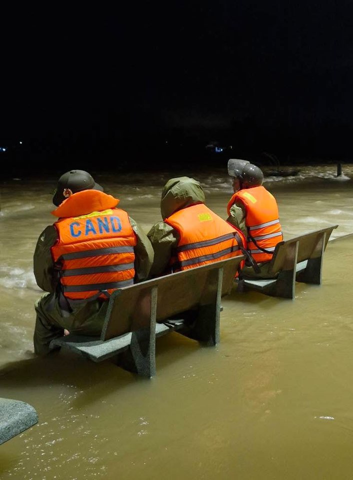Mưa lớn tại Đà Nẵng gây ngập lụt , người dân chạy lũ khẩn cấp trong đêm - Ảnh 6.