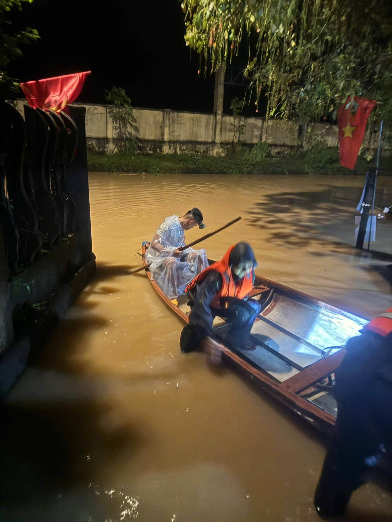 Mưa lớn tại Đà Nẵng gây ngập lụt , người dân chạy lũ khẩn cấp trong đêm - Ảnh 8.