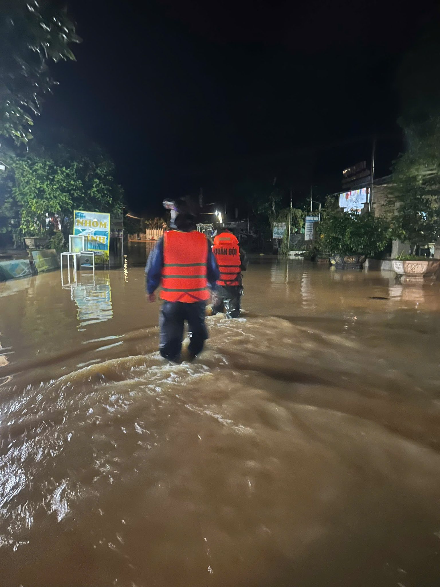 Mưa lớn tại Đà Nẵng gây ngập lụt , người dân chạy lũ khẩn cấp trong đêm - Ảnh 7.