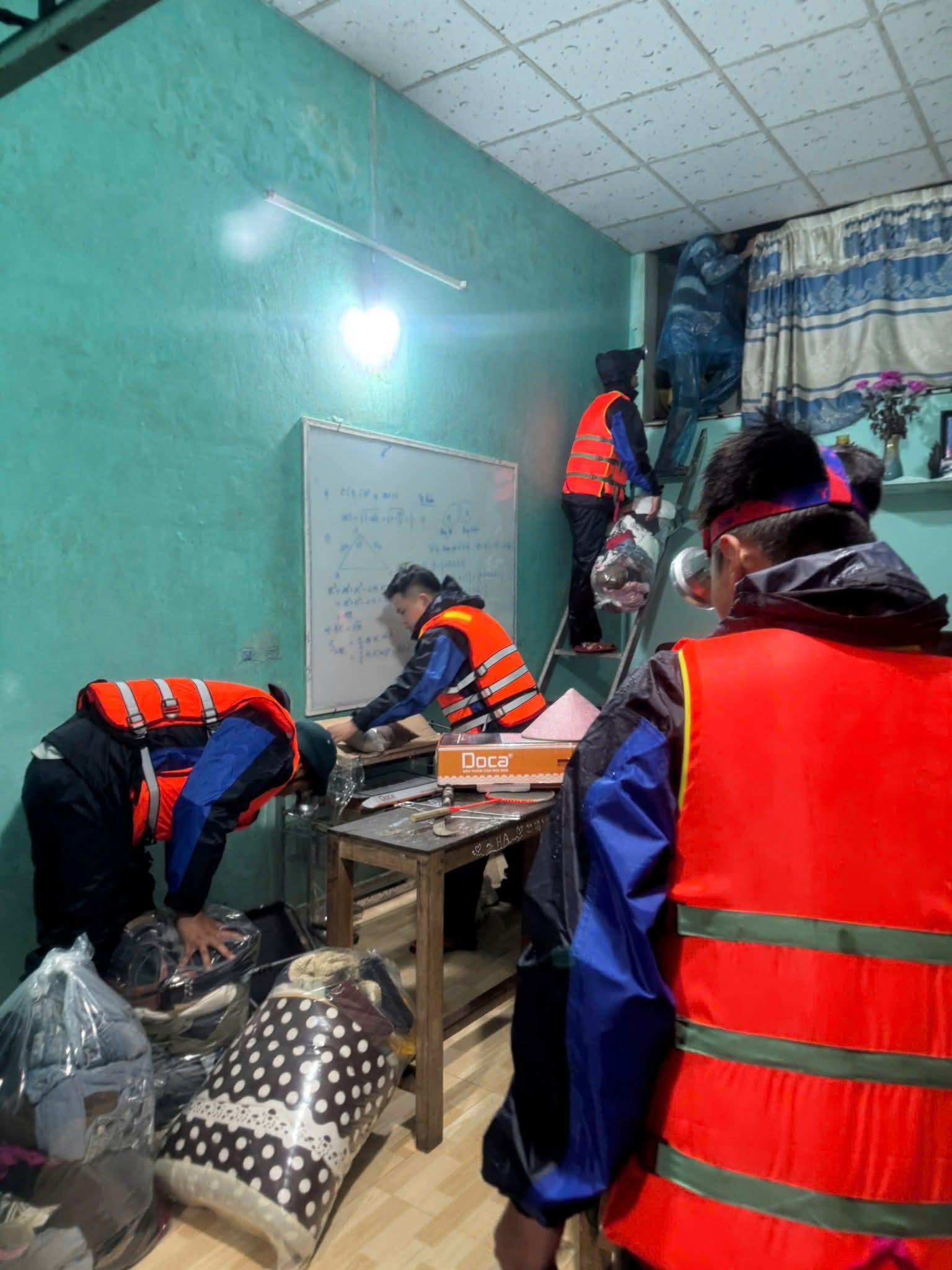 Mưa lớn tại Đà Nẵng gây ngập lụt , người dân chạy lũ khẩn cấp trong đêm - Ảnh 10.