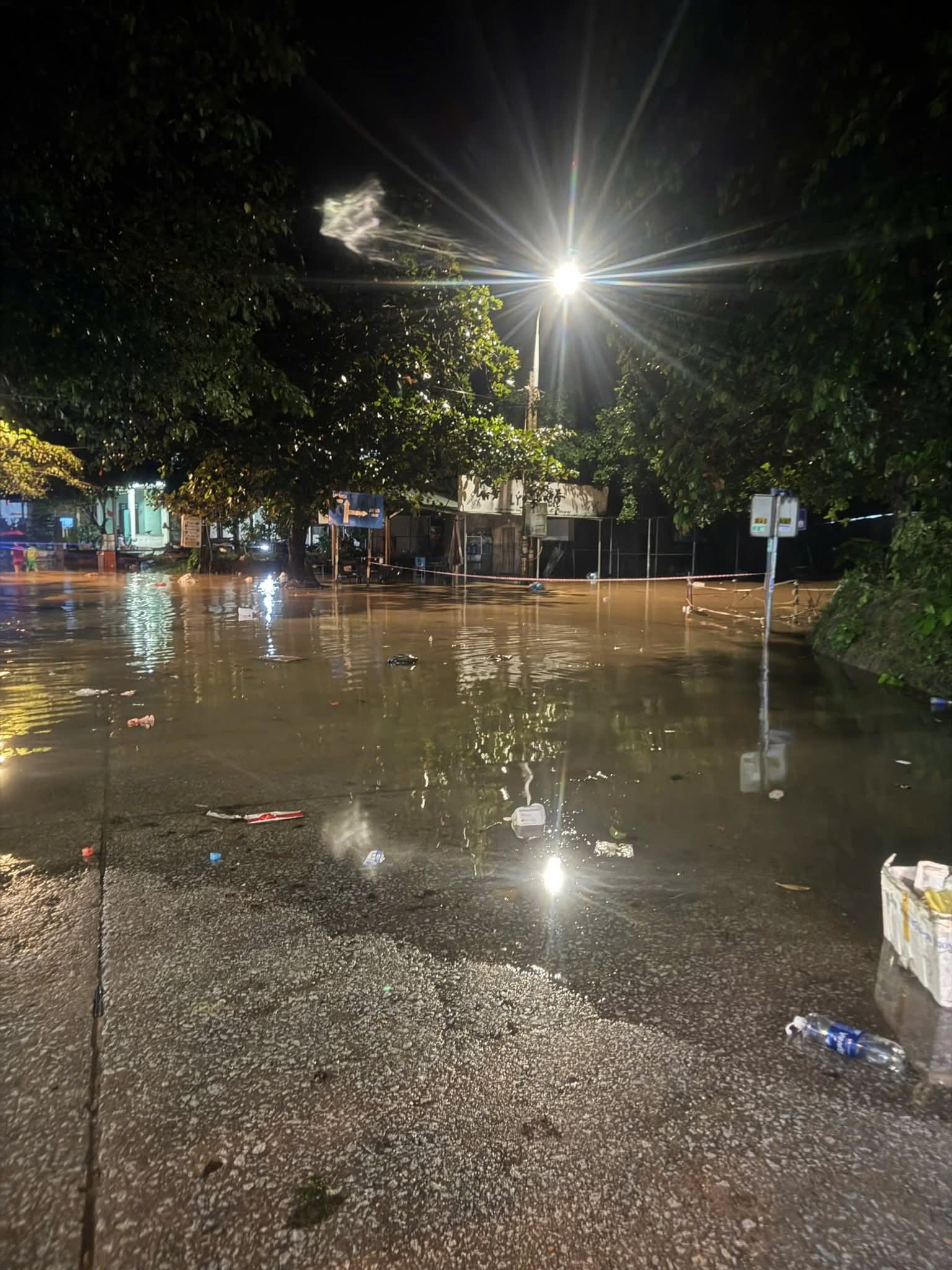 Mưa lớn tại Đà Nẵng gây ngập lụt , người dân chạy lũ khẩn cấp trong đêm - Ảnh 11.