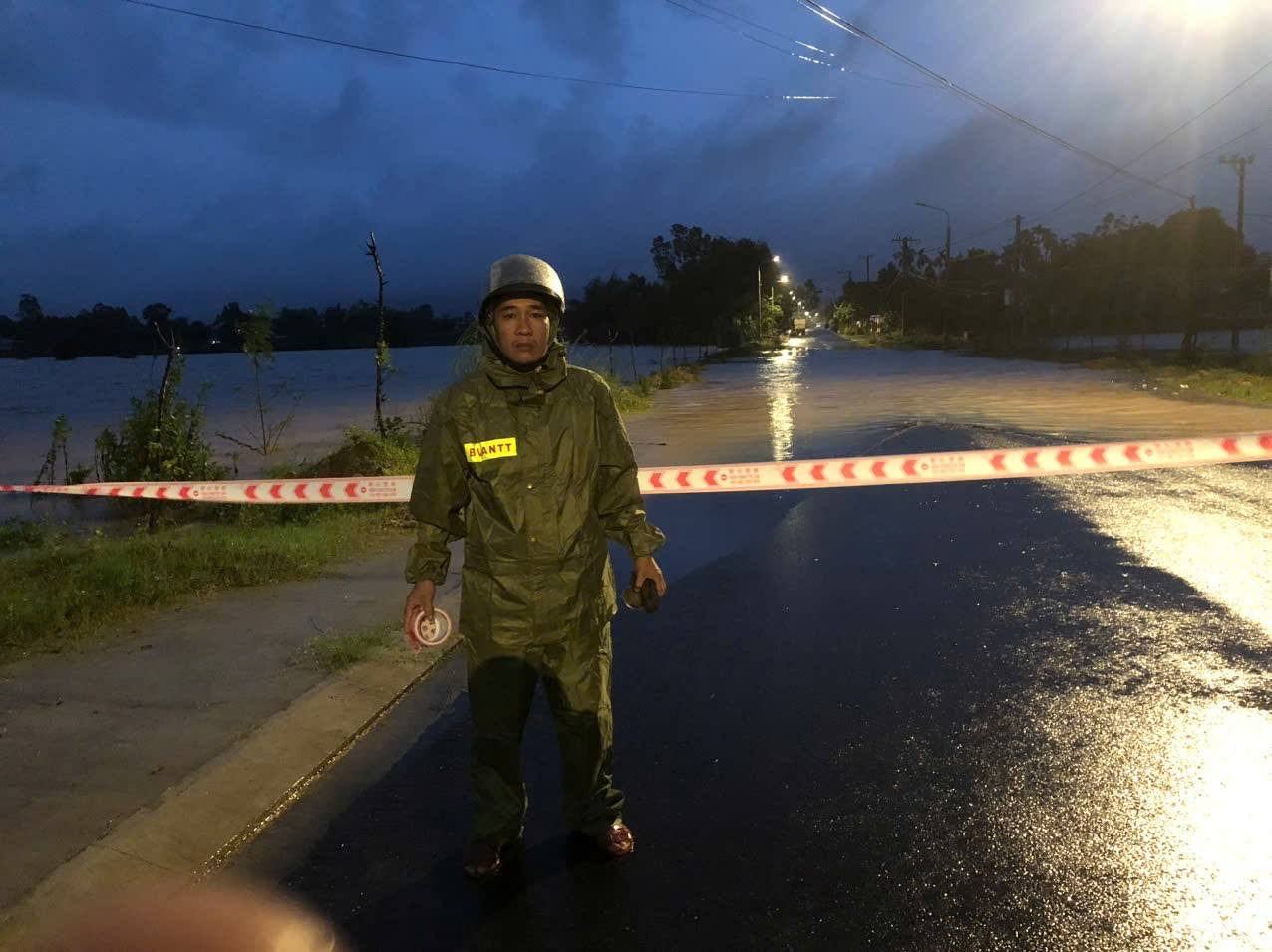 Mưa lớn tại Đà Nẵng gây ngập lụt , người dân chạy lũ khẩn cấp trong đêm - Ảnh 12.