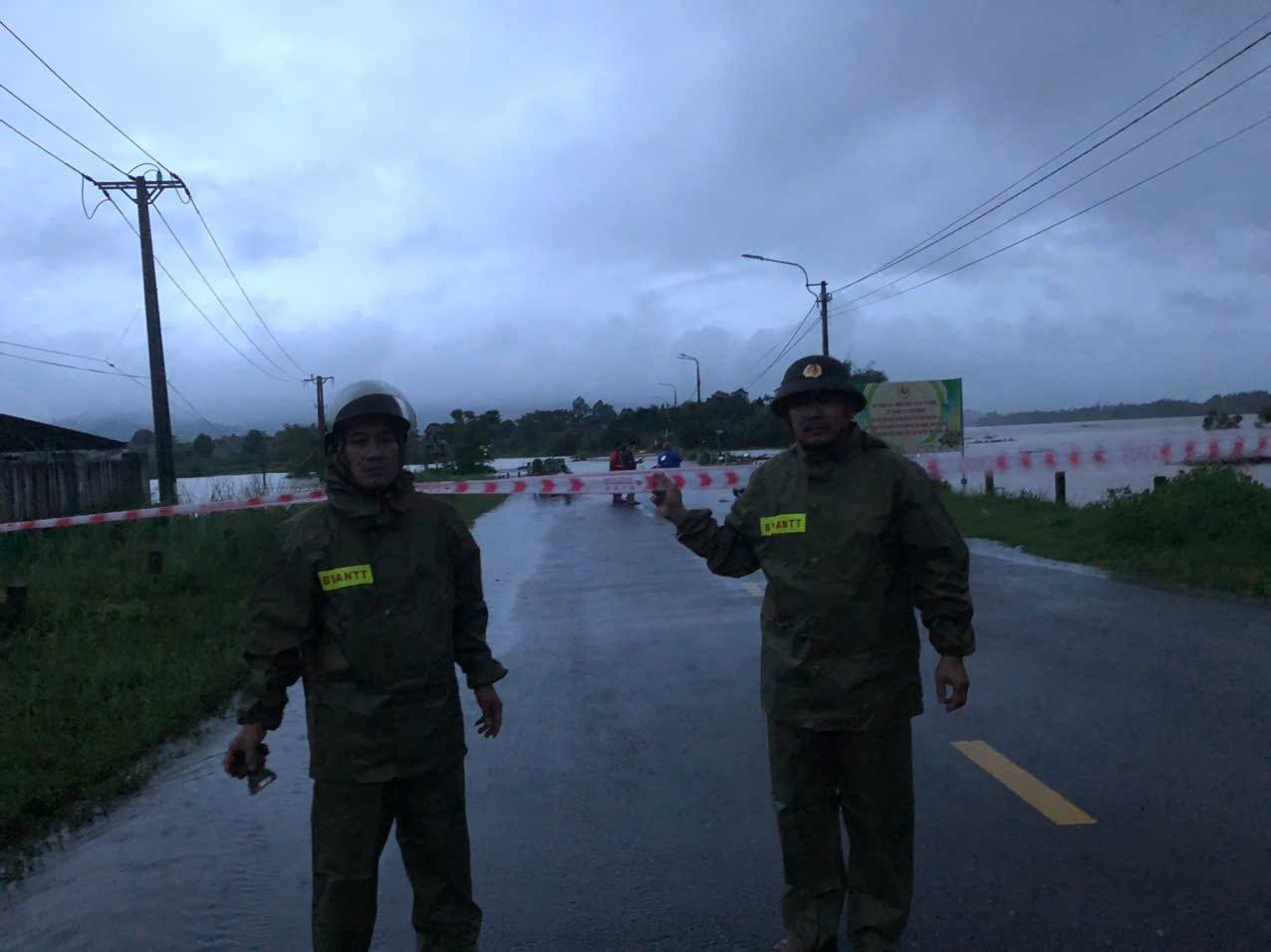 Mưa lớn tại Đà Nẵng gây ngập lụt , người dân chạy lũ khẩn cấp trong đêm - Ảnh 13.