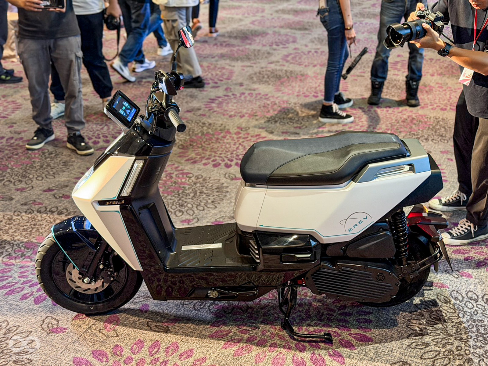 Xe máy hybrid siêu tiết kiệm xăng, 1 lít di chuyển gần 100 km - Ảnh 2.