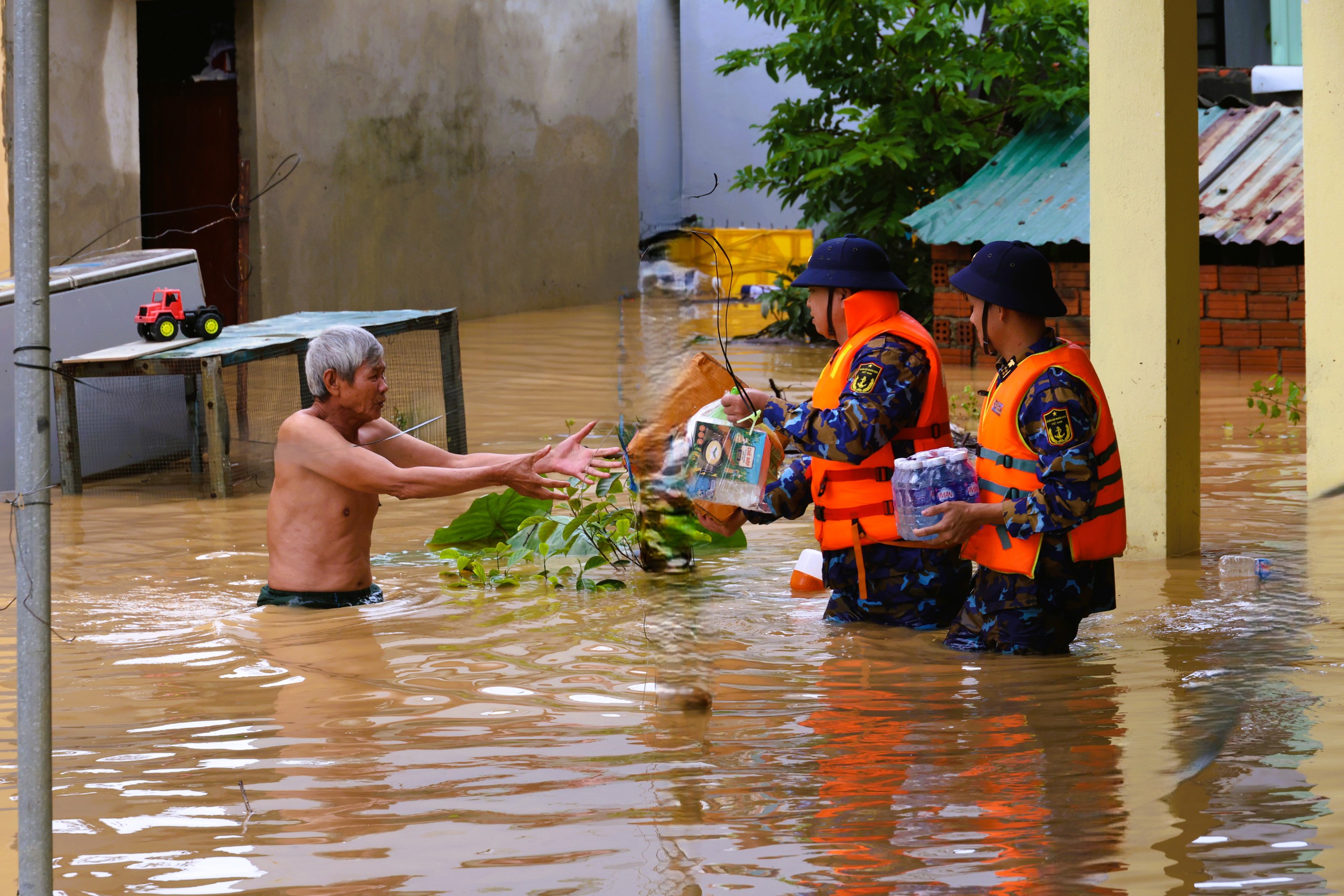 Vùng 3 Hải quân tích cực cứu trợ miền trung sau lũ lụt tại Đà Nẵng và Thừa Thiên - Huế - Ảnh 2.