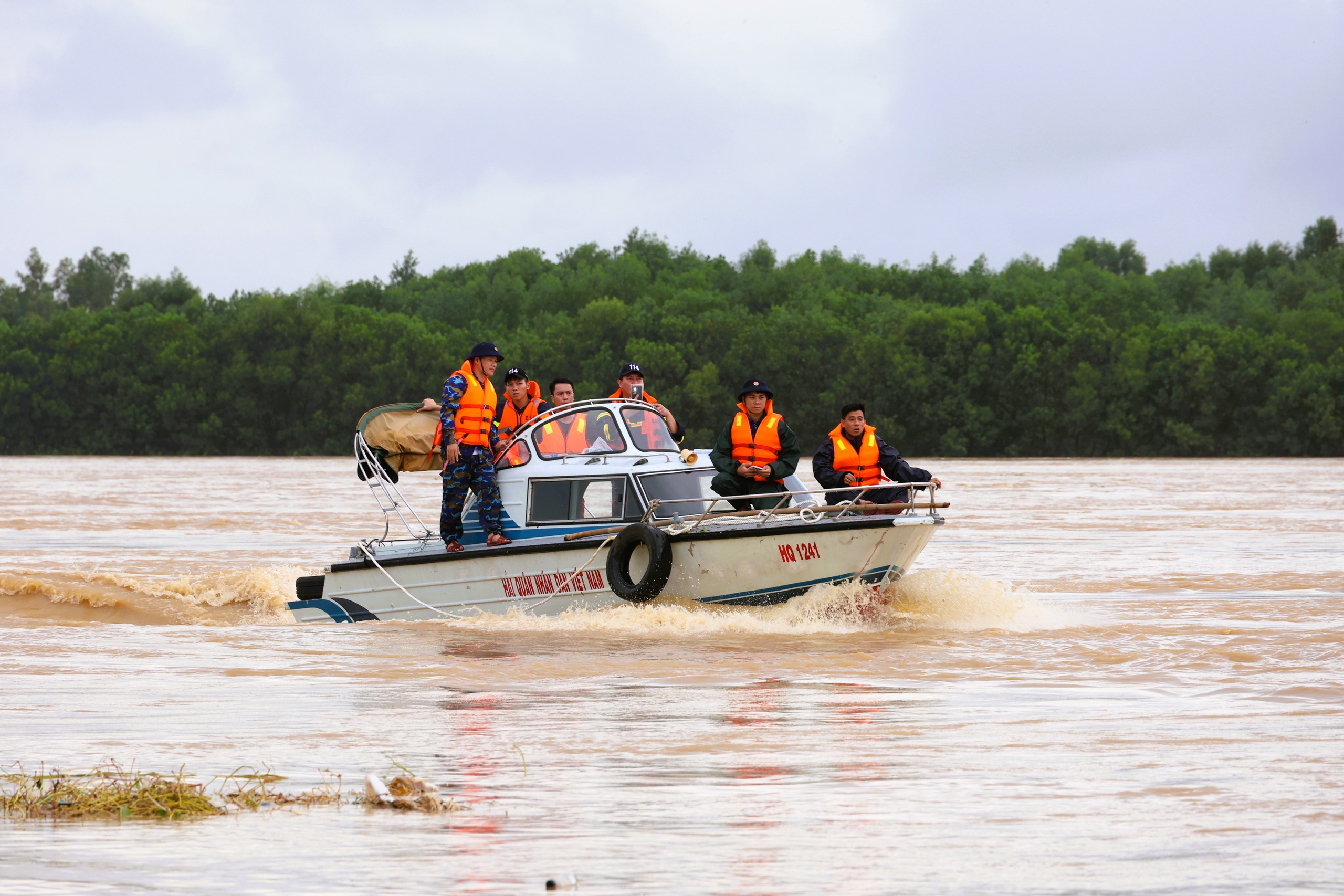 Vùng 3 Hải quân tích cực cứu trợ miền trung sau lũ lụt tại Đà Nẵng và Thừa Thiên - Huế - Ảnh 3.