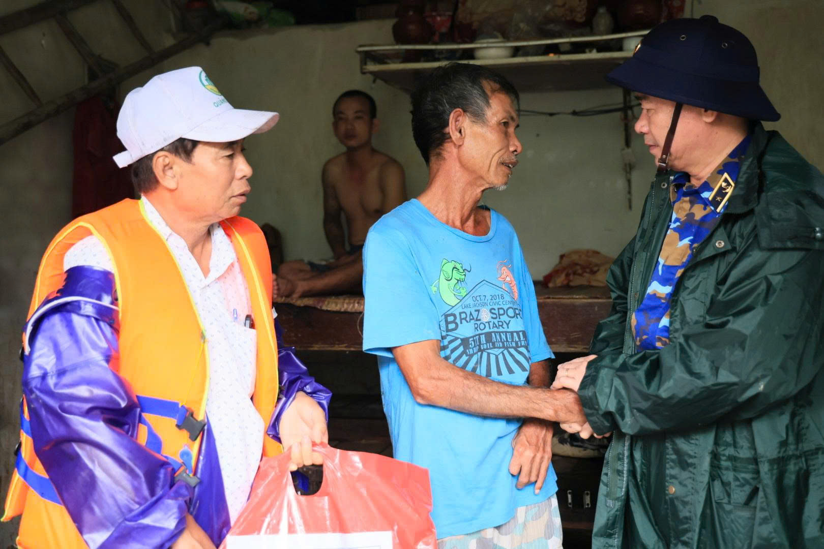 Vùng 3 Hải quân tích cực cứu trợ miền trung sau lũ lụt tại Đà Nẵng và Thừa Thiên - Huế - Ảnh 4.