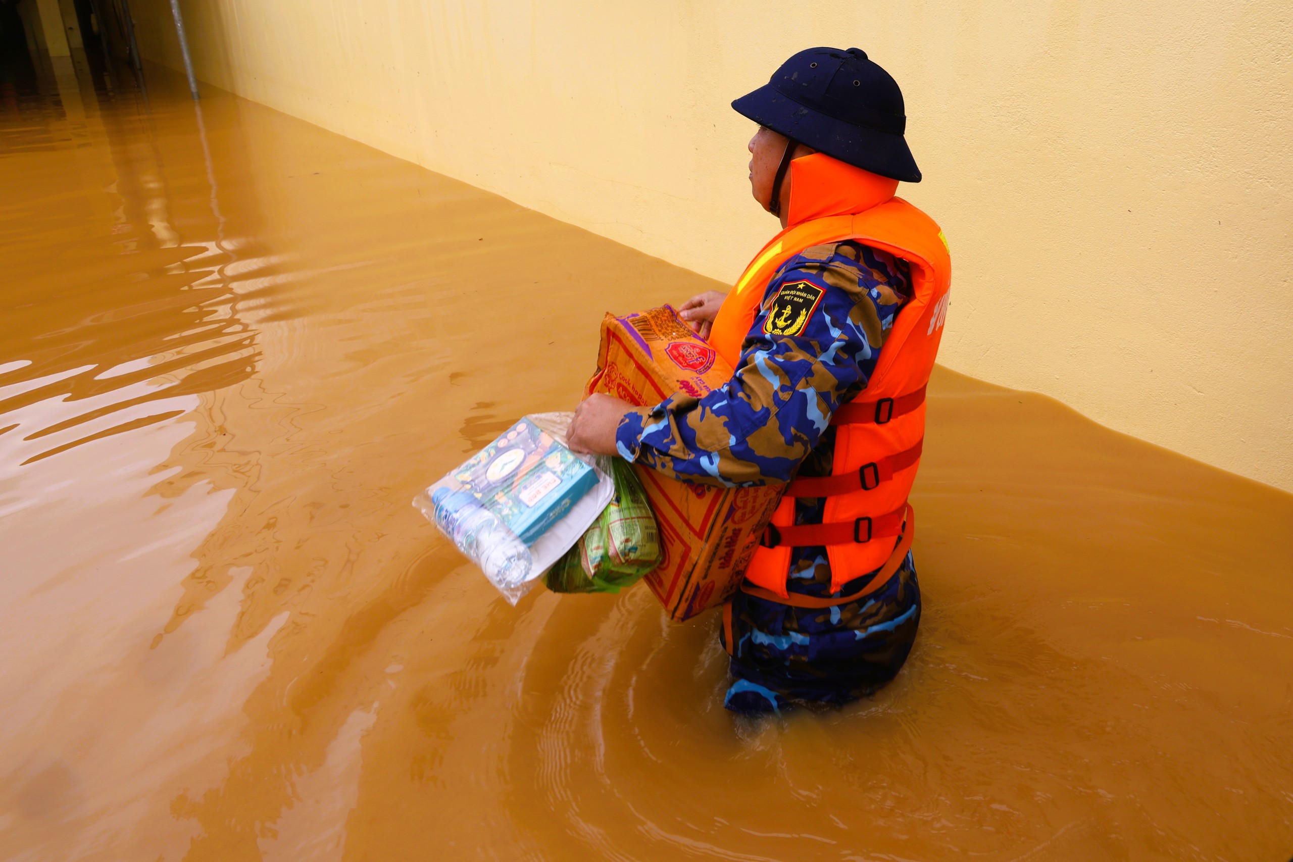 Vùng 3 Hải quân tích cực cứu trợ miền trung sau lũ lụt tại Đà Nẵng và Thừa Thiên - Huế - Ảnh 6.
