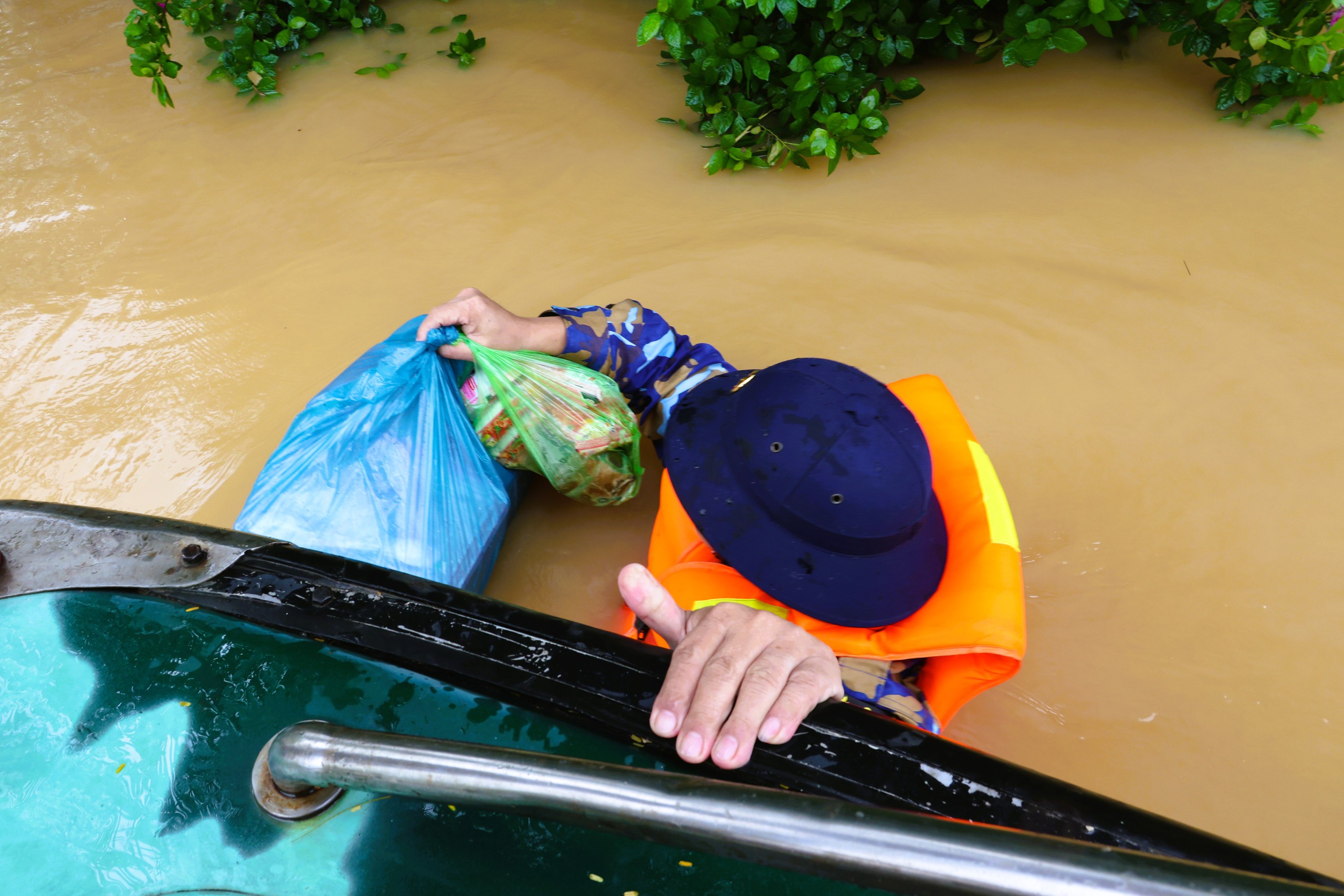 Vùng 3 Hải quân tích cực cứu trợ miền trung sau lũ lụt tại Đà Nẵng và Thừa Thiên - Huế - Ảnh 7.