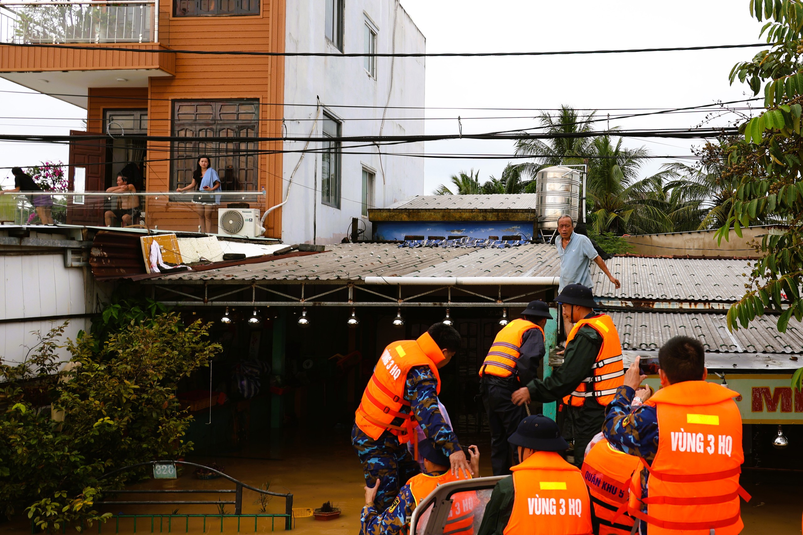 Vùng 3 Hải quân tích cực cứu trợ miền trung sau lũ lụt tại Đà Nẵng và Thừa Thiên - Huế - Ảnh 8.