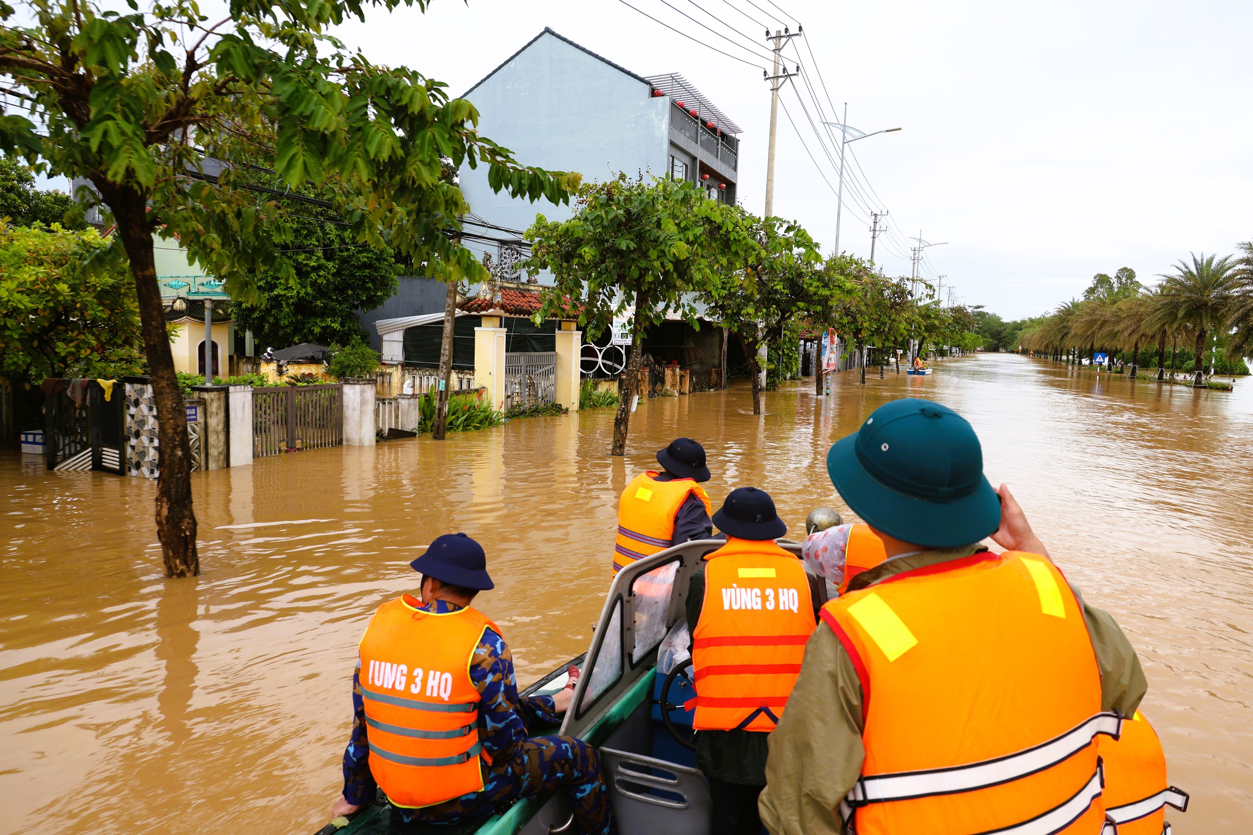 Vùng 3 Hải quân tích cực cứu trợ miền trung sau lũ lụt tại Đà Nẵng và Thừa Thiên - Huế - Ảnh 9.