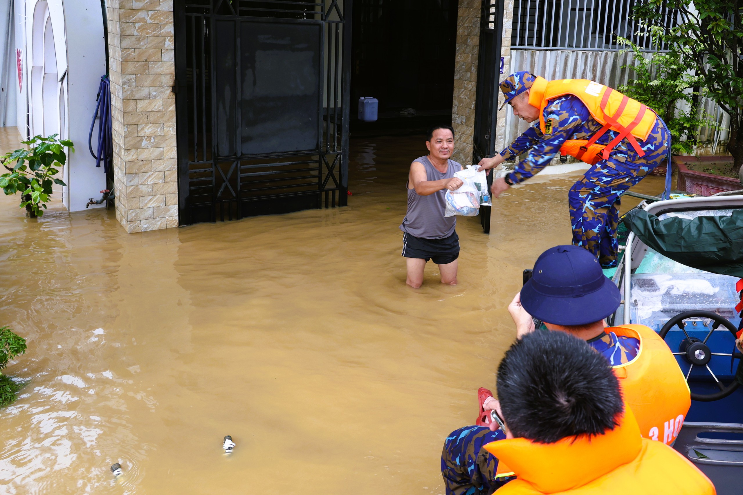 Vùng 3 Hải quân tích cực cứu trợ miền trung sau lũ lụt tại Đà Nẵng và Thừa Thiên - Huế - Ảnh 10.