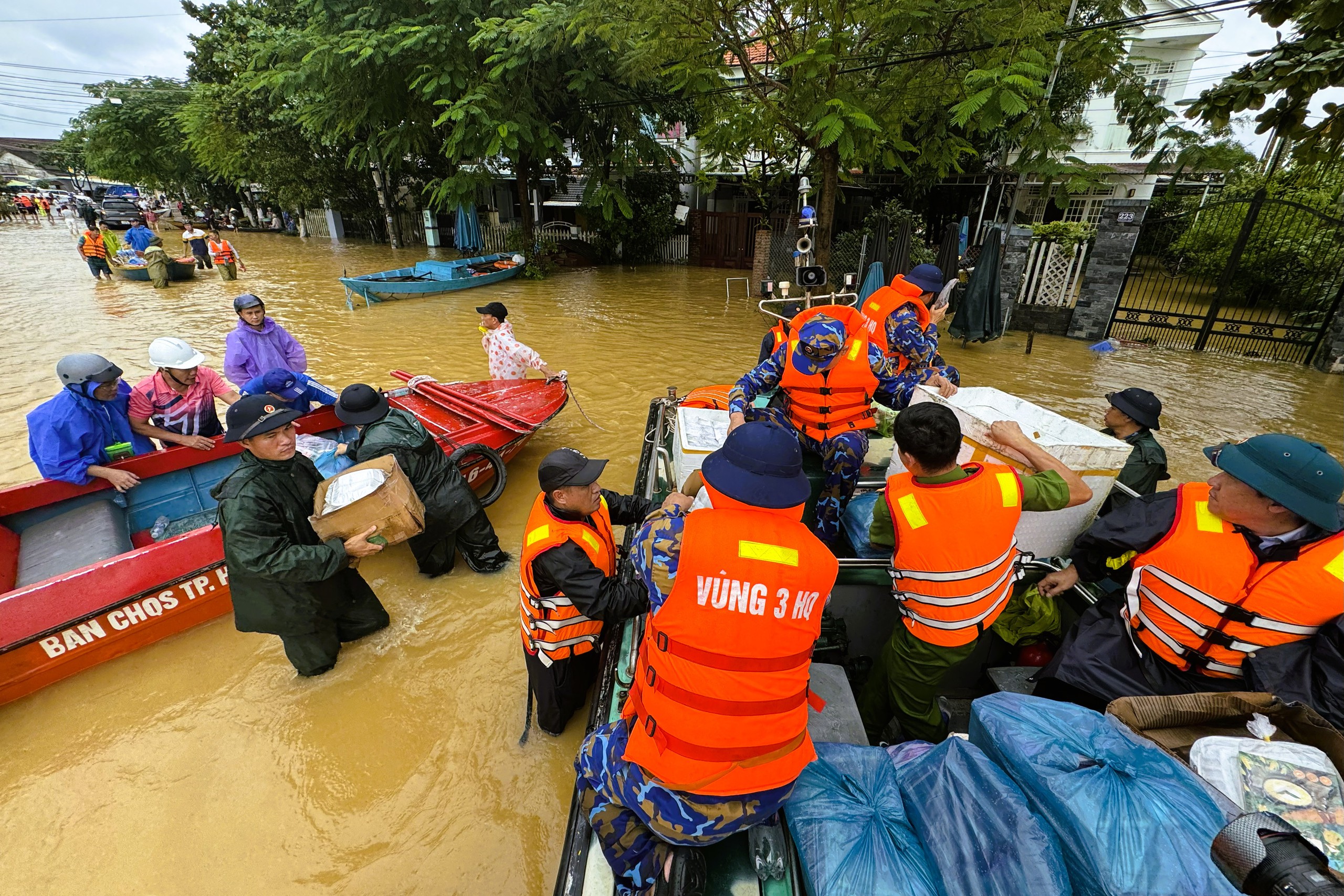Vùng 3 Hải quân tích cực cứu trợ miền trung sau lũ lụt tại Đà Nẵng và Thừa Thiên - Huế - Ảnh 11.