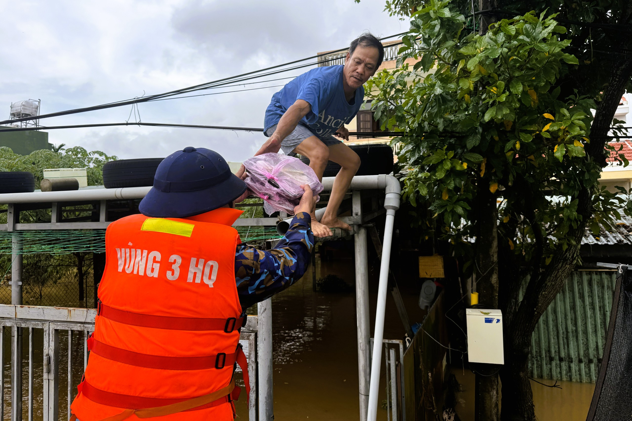 Vùng 3 Hải quân tích cực cứu trợ miền trung sau lũ lụt tại Đà Nẵng và Thừa Thiên - Huế - Ảnh 13.