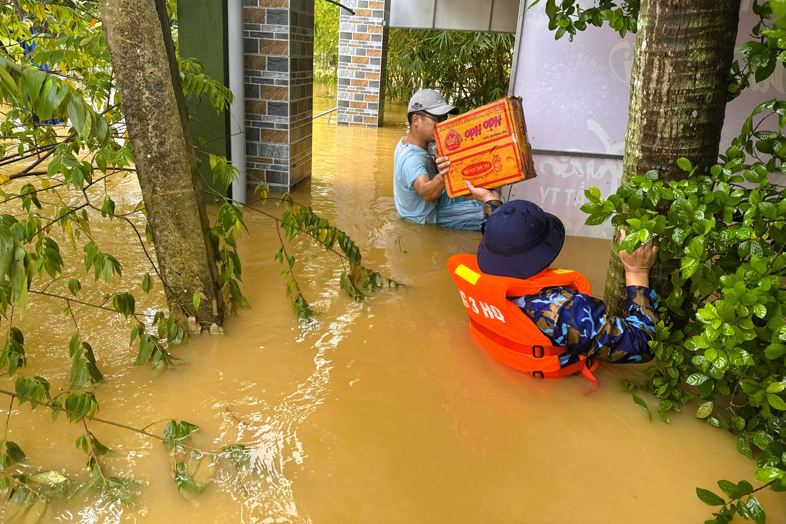 Vùng 3 Hải quân tích cực cứu trợ miền trung sau lũ lụt tại Đà Nẵng và Thừa Thiên - Huế - Ảnh 12.