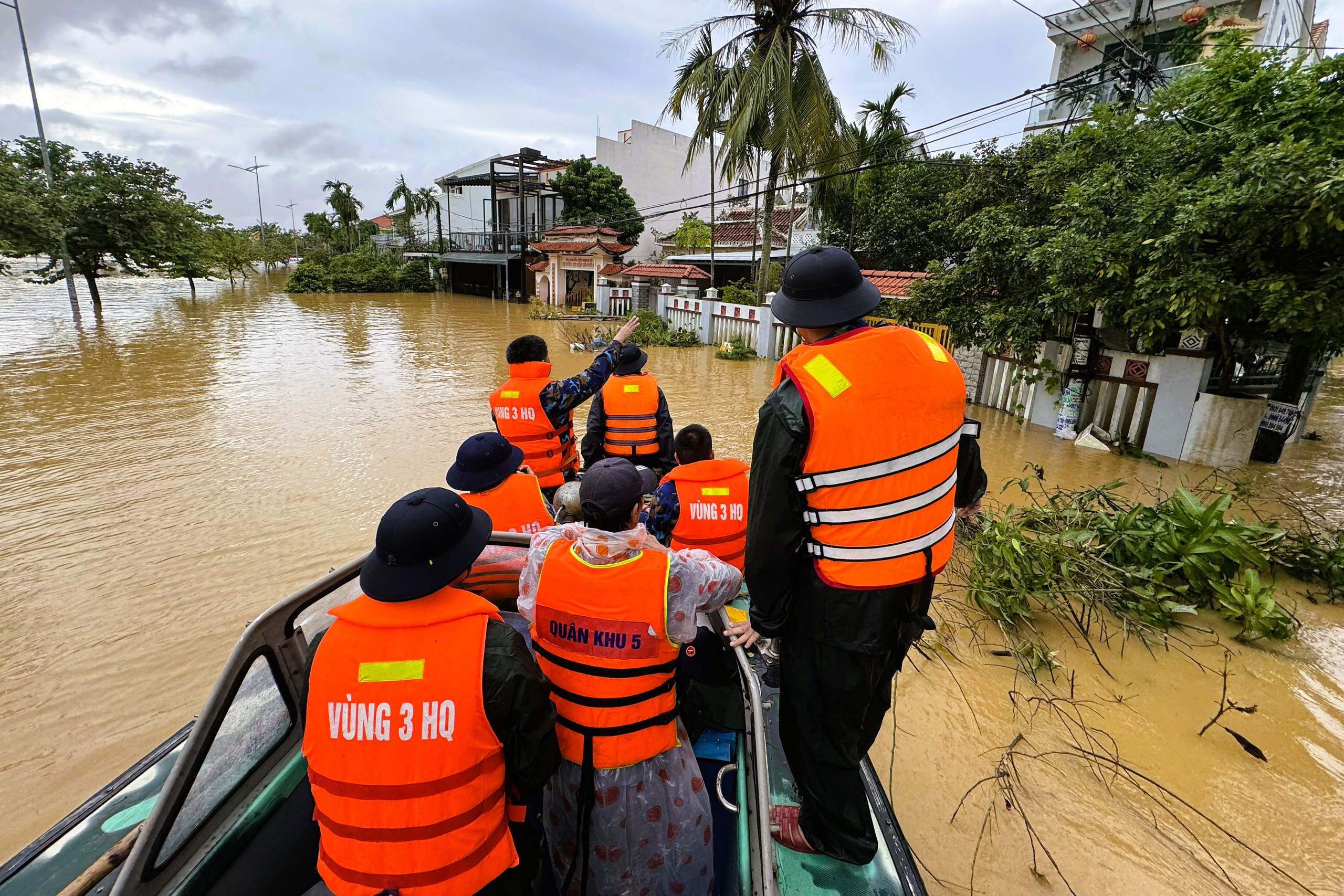 Vùng 3 Hải quân tích cực cứu trợ miền trung sau lũ lụt tại Đà Nẵng và Thừa Thiên - Huế - Ảnh 14.
