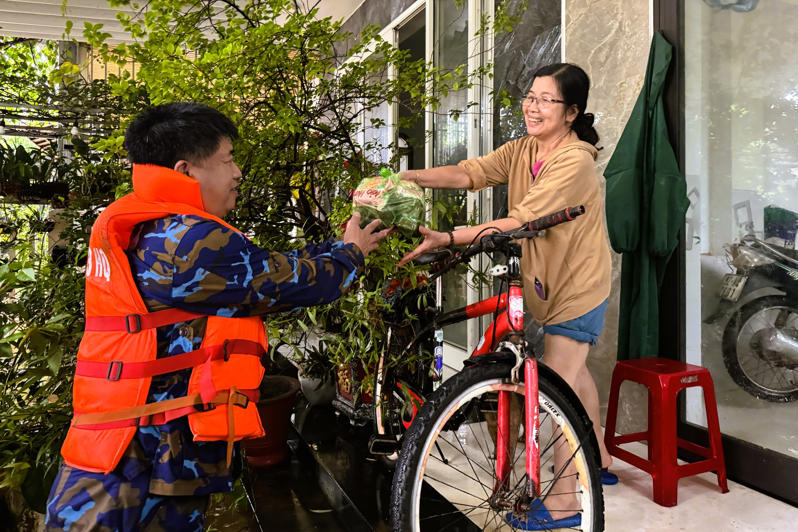 Vùng 3 Hải quân tích cực cứu trợ miền trung sau lũ lụt tại Đà Nẵng và Thừa Thiên - Huế - Ảnh 16.