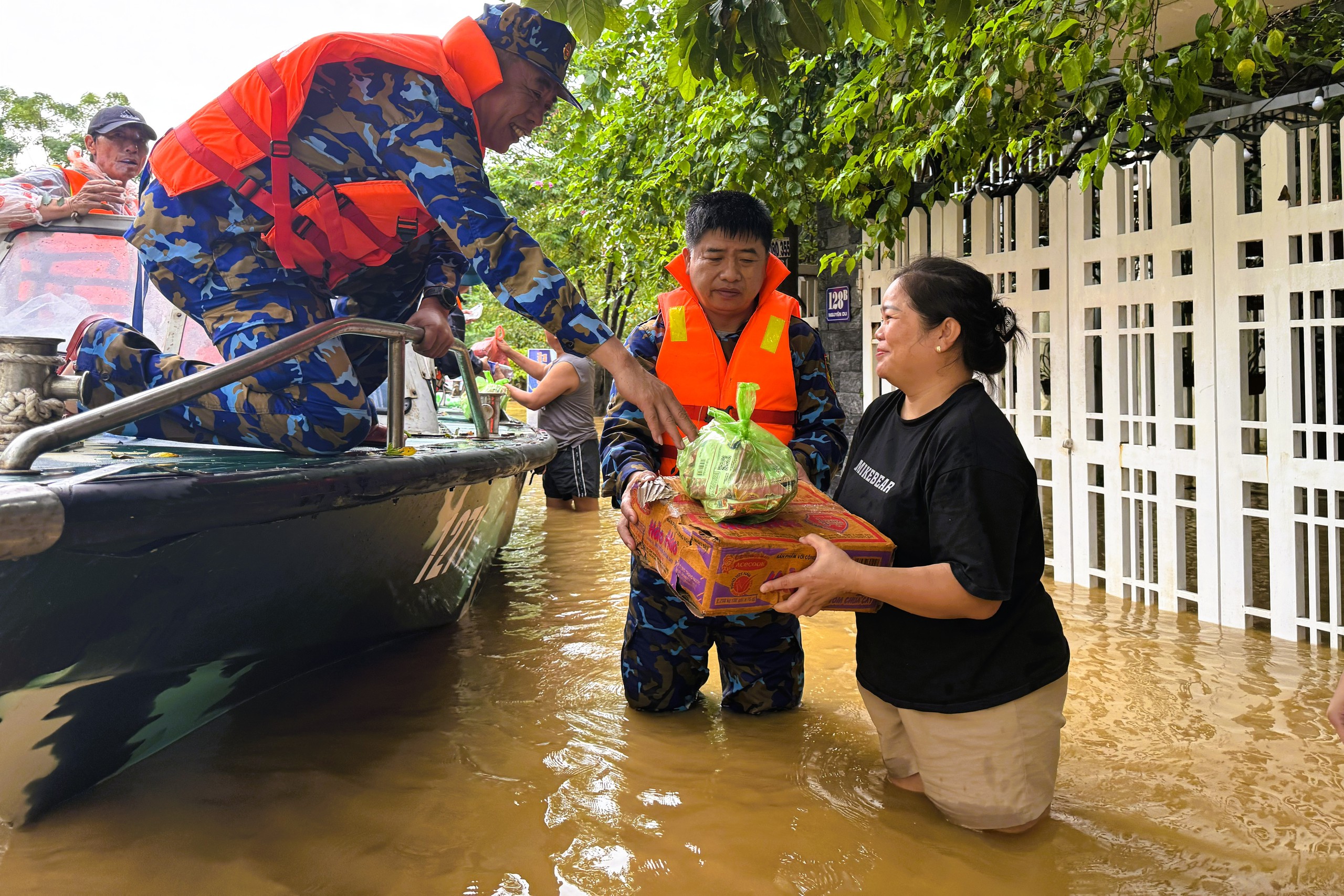 Vùng 3 Hải quân tích cực cứu trợ miền trung sau lũ lụt tại Đà Nẵng và Thừa Thiên - Huế - Ảnh 15.