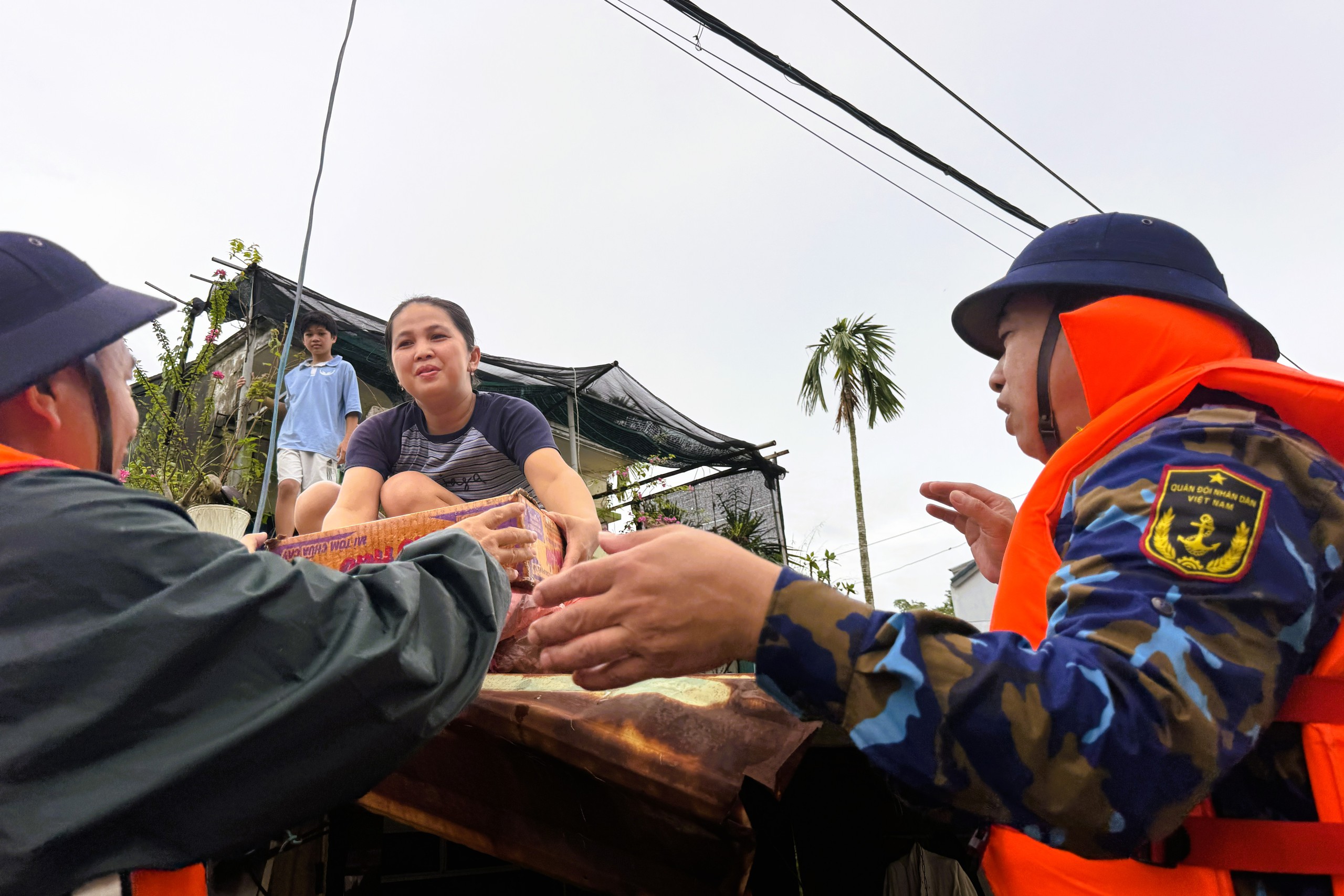 Vùng 3 Hải quân tích cực cứu trợ miền trung sau lũ lụt tại Đà Nẵng và Thừa Thiên - Huế - Ảnh 17.