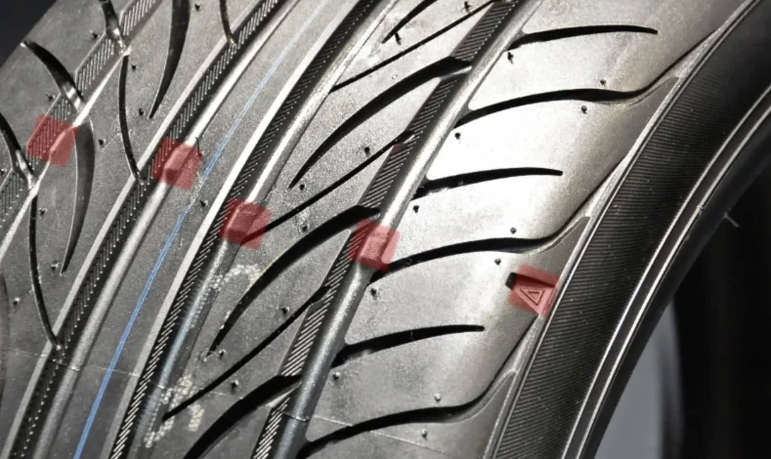 Đường rãnh ngoằn ngoèo trên lốp xe có công dụng gì? - Ảnh 3.