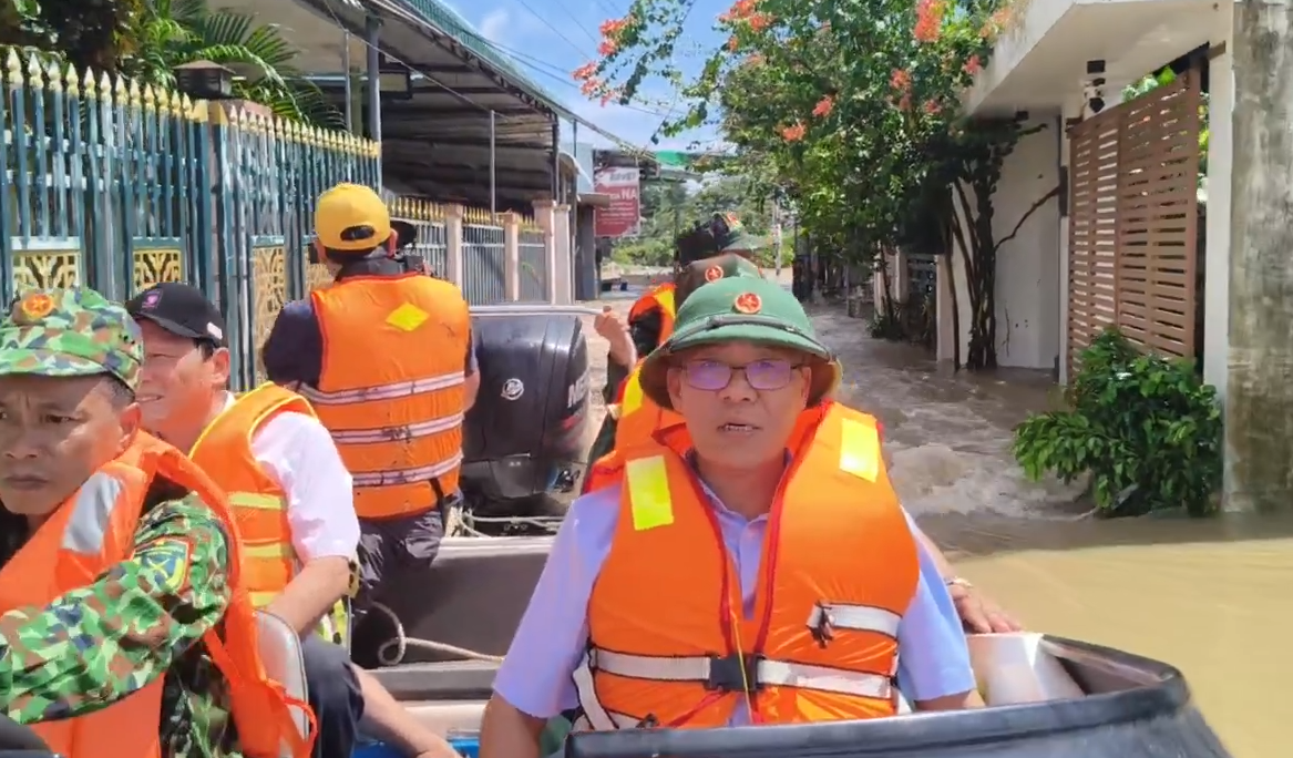 Lâm Đồng: Hàm Thuận tan hoang trong nước lũ lịch sử, Hàm Thắng dân chạy thâu đêm - Ảnh 6.