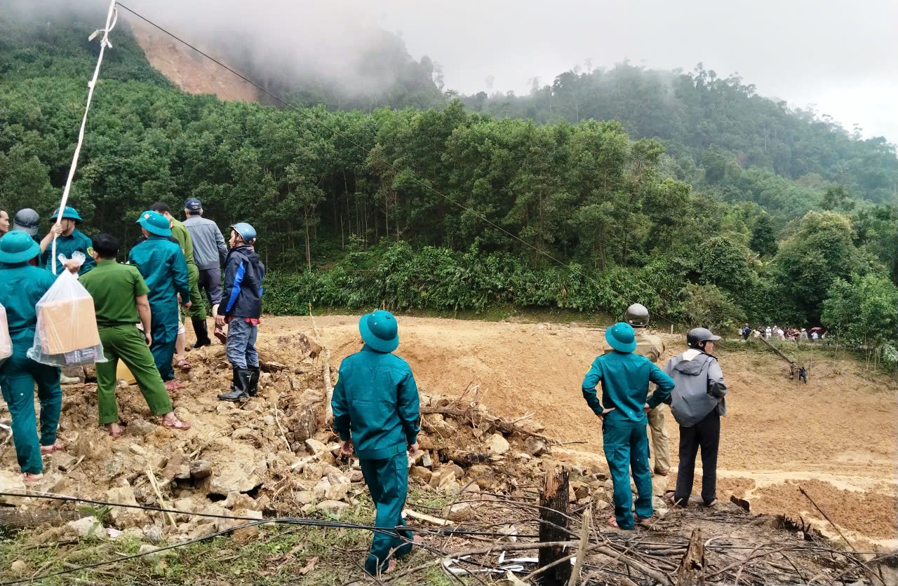 Xuyên rừng, vượt sạt lở cõng lương thực cứu trợ ngàn hộ dân bị cô lập- Ảnh 2.