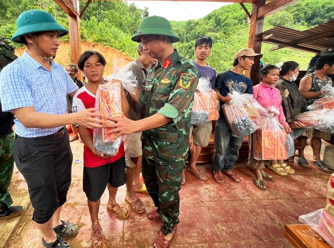 Xuyên rừng, vượt sạt lở cõng lương thực cứu trợ ngàn hộ dân bị cô lập- Ảnh 4.