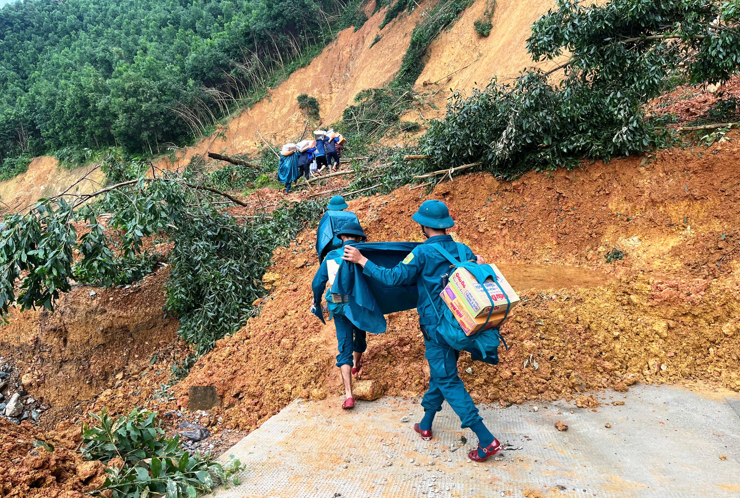 Xuyên rừng, vượt sạt lở cõng lương thực cứu trợ ngàn hộ dân bị cô lập- Ảnh 3.