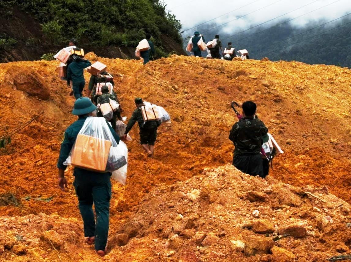 Xuyên rừng, vượt sạt lở cõng lương thực cứu trợ ngàn hộ dân bị cô lập- Ảnh 5.