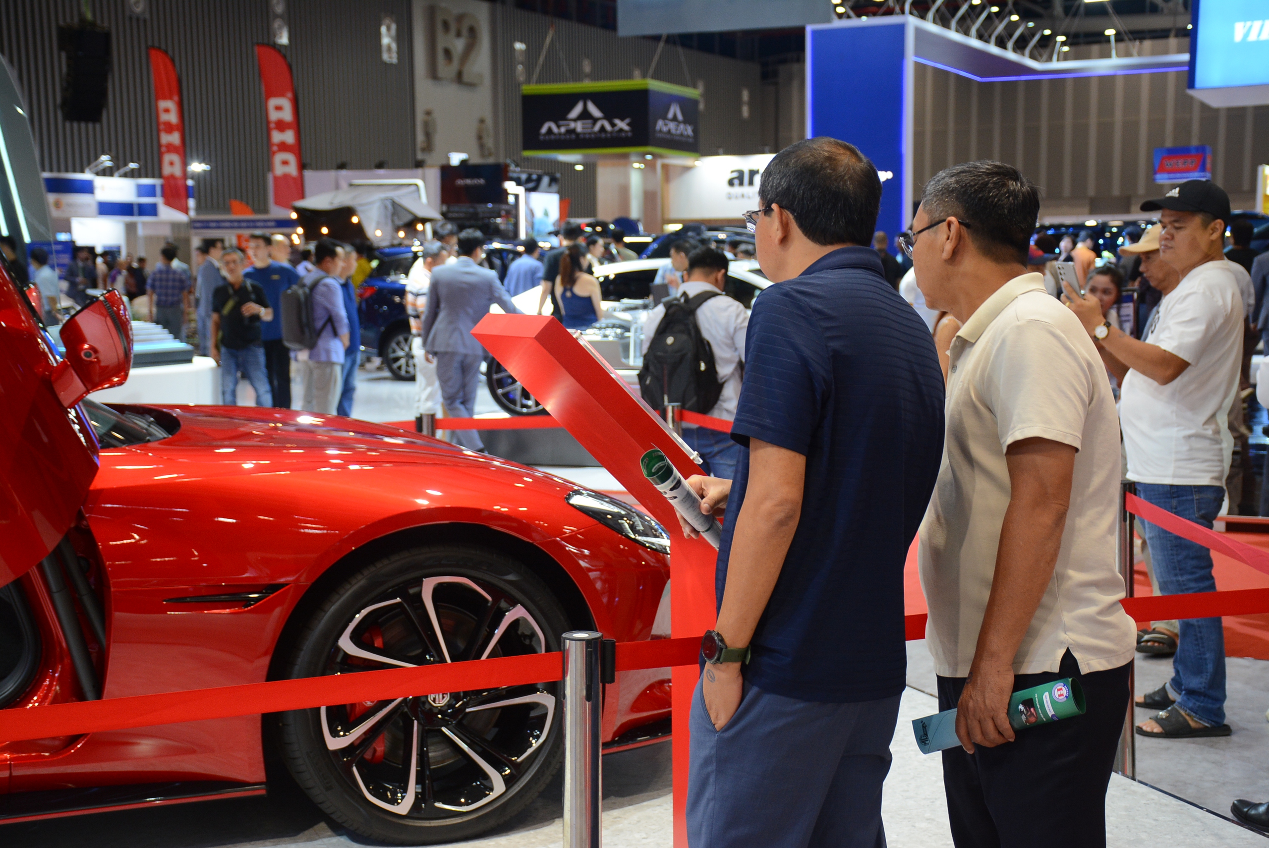 Người Việt mua sắm ô tô mới 2025: VinFast dẫn đầu thị trường ô tô Việt Nam - Ảnh 2. Người Việt mua sắm ô tô mới 2025: VinFast dẫn đầu thị trường ô tô Việt Nam - Ảnh 2.