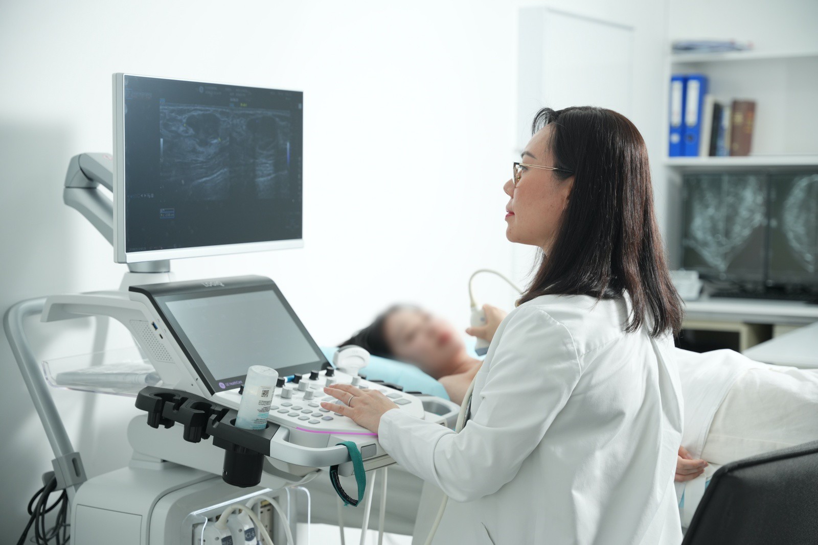 Bệnh nhân 61 tuổi chiến thắng ung thư vú nhờ phát hiện sớm 3 BS.CKI Phùng Ngọc Thư - chuyên gia với hơn 20 năm kinh nghiệm trong lĩnh vực chăm sóc và điều trị các bệnh lý tuyến vú. Ảnh: FV