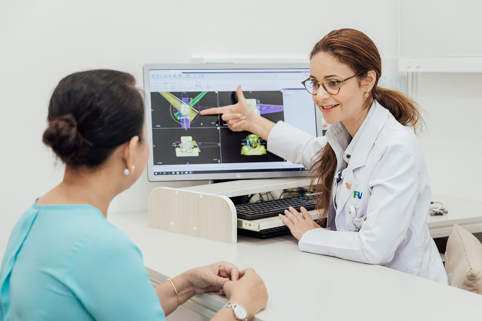 Bệnh nhân 61 tuổi chiến thắng ung thư vú nhờ phát hiện sớm 4 BS. Basma M’Barek tư vấn phác đồ điều trị ung thư vú cho bệnh nhân. Ảnh: FV