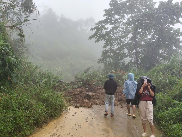 Nước sông Đà Nẵng dâng cao , miền núi sạt lở nghiêm trọng giữa mùa mưa lớn - Ảnh 1.