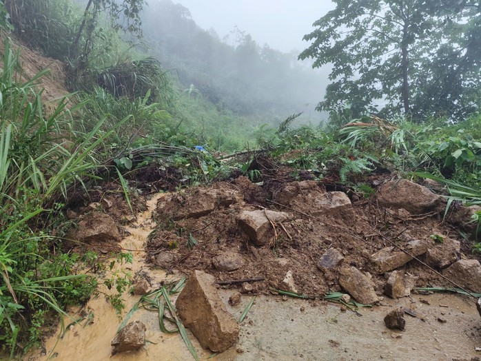 Nước sông Đà Nẵng dâng cao , miền núi sạt lở nghiêm trọng giữa mùa mưa lớn - Ảnh 2.