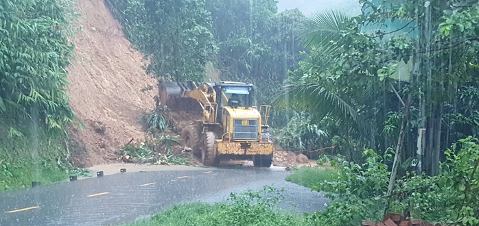 Nước sông Đà Nẵng dâng cao , miền núi sạt lở nghiêm trọng giữa mùa mưa lớn - Ảnh 3.