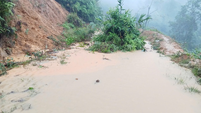 Nước sông Đà Nẵng dâng cao , miền núi sạt lở nghiêm trọng giữa mùa mưa lớn - Ảnh 4.