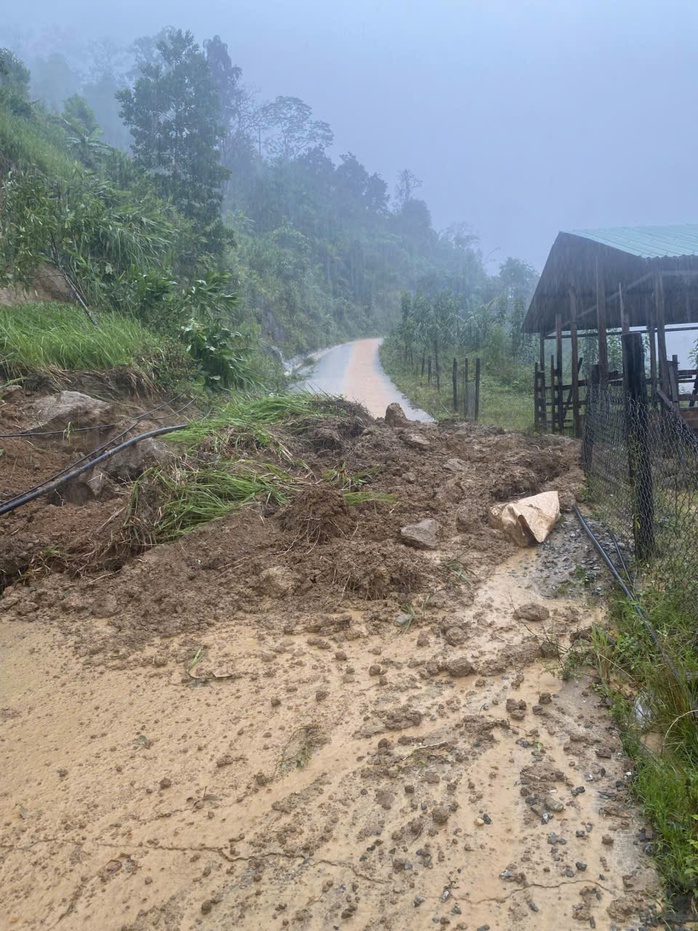 Nước sông Đà Nẵng dâng cao , miền núi sạt lở nghiêm trọng giữa mùa mưa lớn - Ảnh 5.