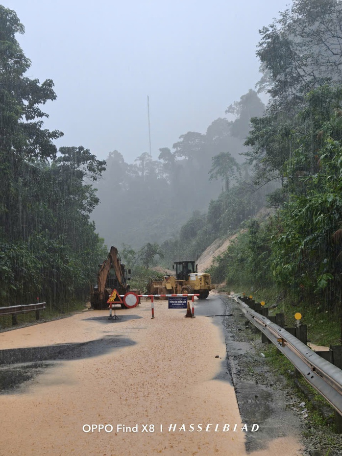 Nước sông Đà Nẵng dâng cao , miền núi sạt lở nghiêm trọng giữa mùa mưa lớn - Ảnh 6.