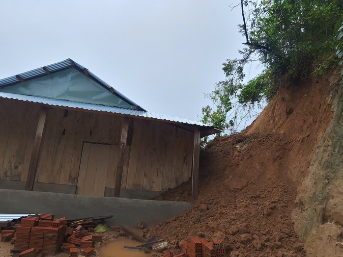 Nước sông Đà Nẵng dâng cao , miền núi sạt lở nghiêm trọng giữa mùa mưa lớn - Ảnh 8.